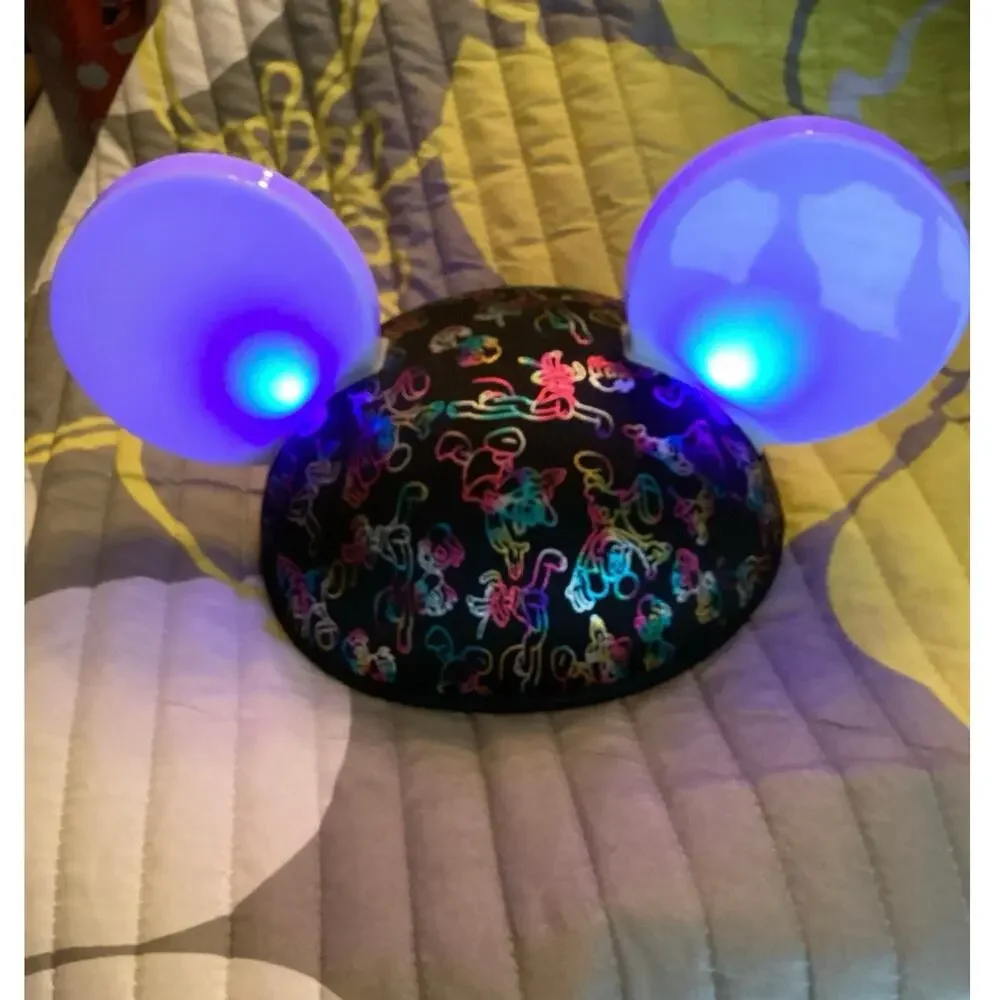 NWOT Disney Parks Made with Magic or Glow with the Show light-up Mickey Ear Hat